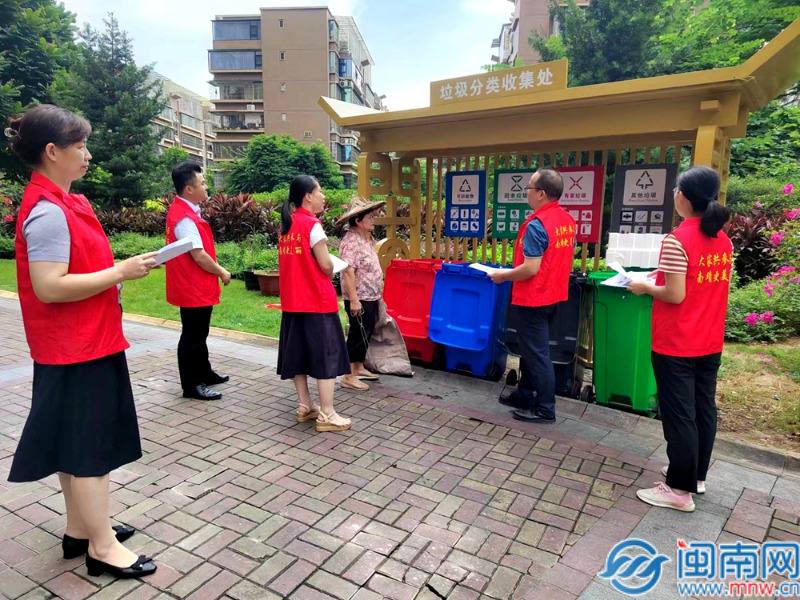 南靖医保党支部:以党建“红色”引领垃圾分类“绿色”发展主题党日实践活动